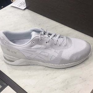 ASICs shoe  new with the box